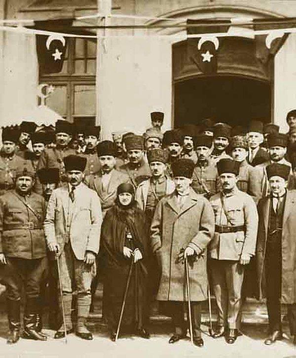 1923: Mustafa Kemal Paşa, TBMM'nin yeni çalışma dönemini açtı.
