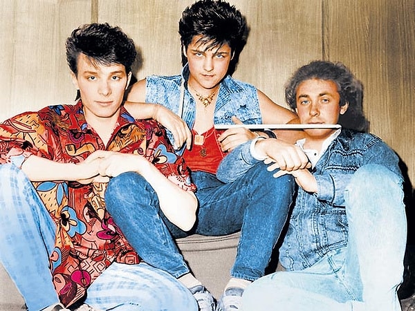 11. Продолжите песню: "Немного теплее за стеклом, но злые морозы...