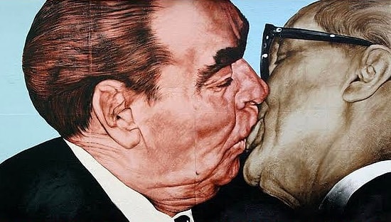 Недетский тест про СССР: Что вы знаете о поцелуях Брежнева?