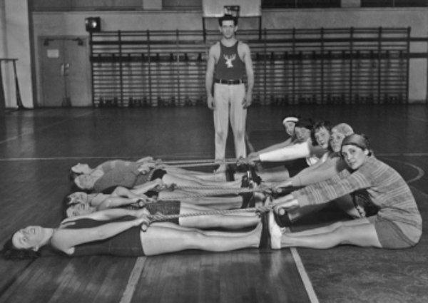 13. Philadephia Elks'in üyeleri ve eşleri 1930 yılında spor salonundalar.