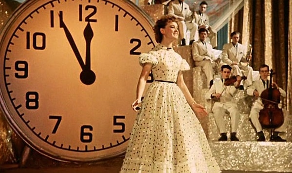 13. И последний вопрос: как звали главную героиню в фильме «Карнавальная ночь»?