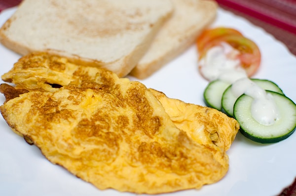 3. Каков основной ингредиент простого омлета?