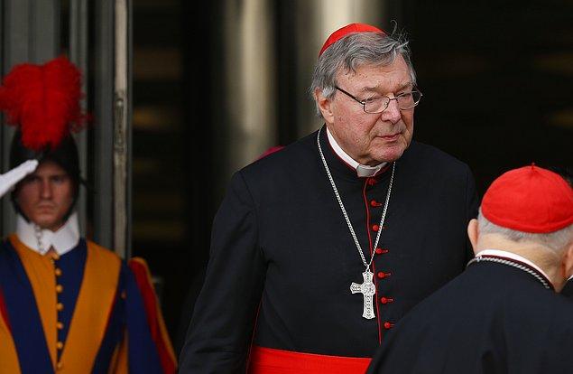 2014 yılında Vatikan'ın hazinesini idare eden Pell, bu suçlamadan ötürü mahkum olan en üst düzey isim.