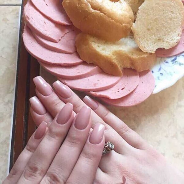 5. Когда настолько любишь докторскую колбасу, что даже делаешь под нее маникюр