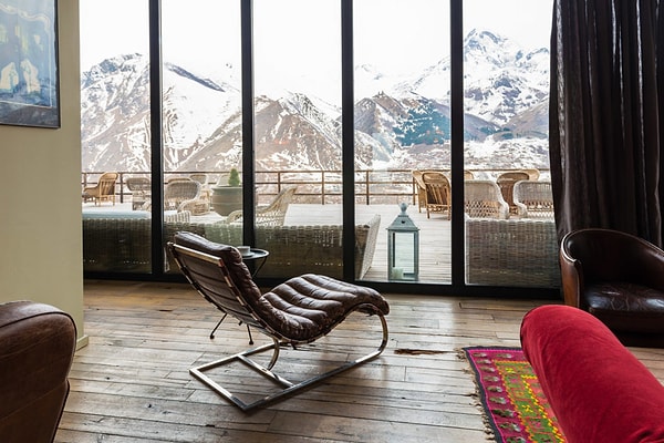 12. Гостиница пусть и новая, но уже успела покорить сердца многих. Еще бы, с таким-то видом на горы! Она находится в...