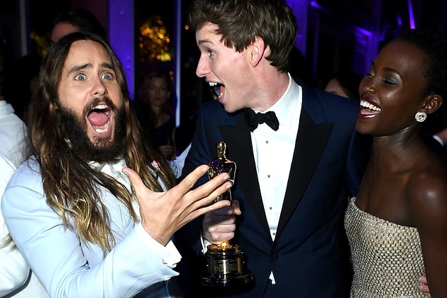 5. Yine sol baştan: "Jared Leto, Eddie Redmayne ve Lupita Nyong'o, 22 Şubat 2015'te düzenlenen Vanity Fair Oscars Partisi'ne katıldı.