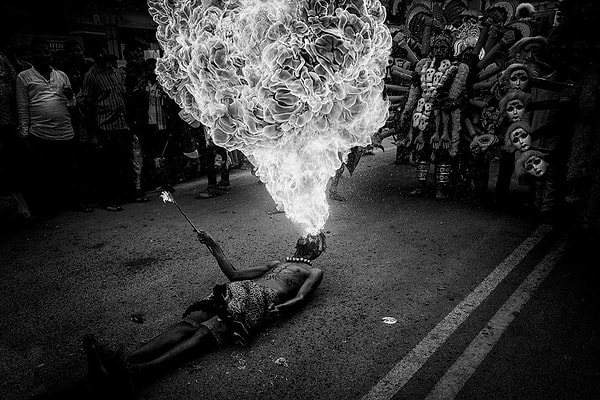 12. Уличное представление местного молодого парня