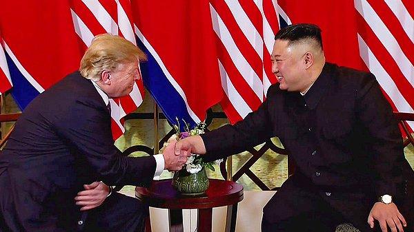 Singapur'da geçen yıl haziran ayında düzenlenen ilk zirvenin ardından ikinci zirve için bir araya gelen iki lider, akşam yemeği öncesi el sıkışarak ve gülümseyerek basına poz verdi.