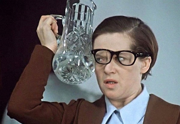 11. А эти очки носила дама из...