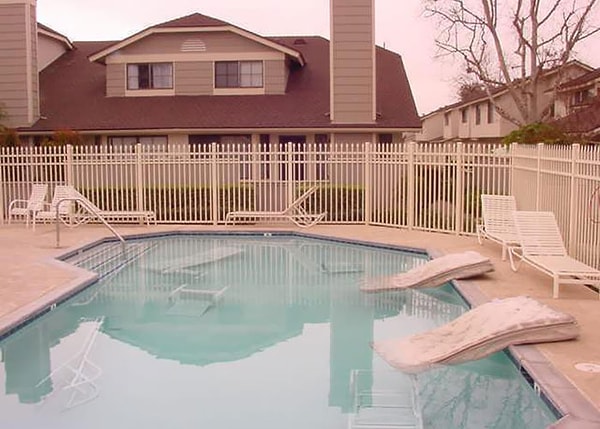 20. После нескольких дней ожидания терпение этого агента наконец-то вознаграждается. Слабая от жажды, у водопоя наконец появляется пара диких матрасов.