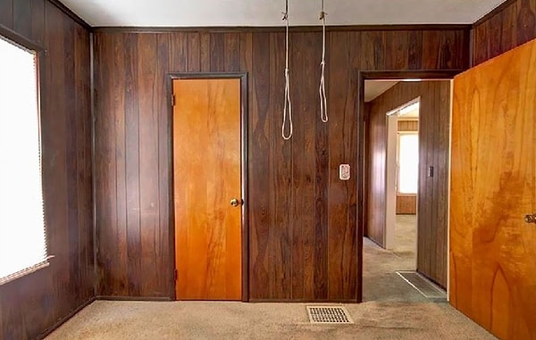 31. Кажется, предыдущий владелец пережил нелегкие времена в этих уютных стенах.