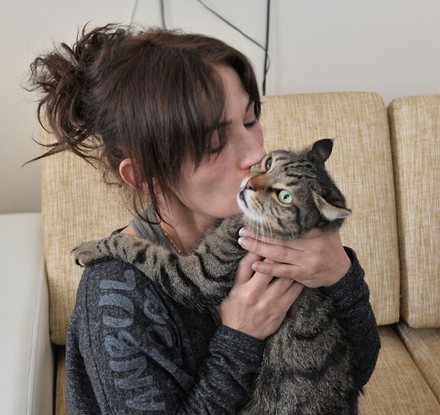 Yangın sırasında evde mahsur kalan kedi ise itfaiye ekipleri tarafından kurtarıldı.
