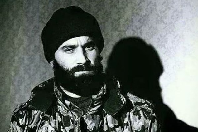 9. Şamil Basayev’in diğerlerine kıyasla labirente benzeyen bir hayat hikayesi vardı. Çoğu kişi Basayev’i radikal İslamcı olarak bilse de aslında o sadece radikal biriydi.