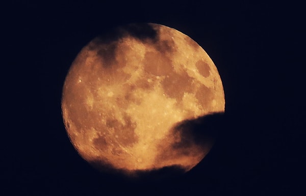 8. К какому типу астрономических объектов относится Луна?