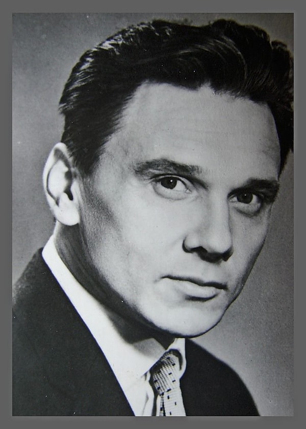 1. Итак, как звали мужчину на фото?