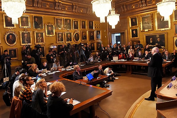 3. По какой из перечисленных дисциплин присуждается Нобелевская премия?