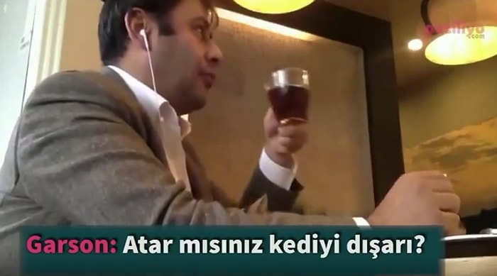 Dükkana Giren Kediyi Dışarı Atmaya Çalışan Garsona Ayar Veren Müşteri!