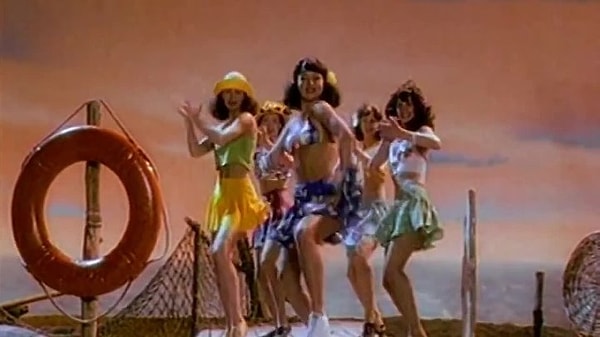 5. Куда хочет мальчик, хотя «не летят туда сегодня самолеты и не едут даже поезда»?