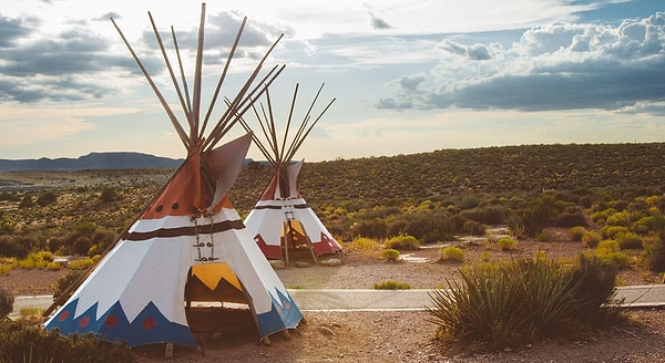 2. Как называются территории, расположенные в США, Канаде и Южной Америке, управляемые племенами коренных американцев?