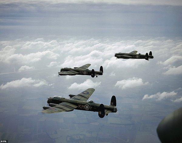 Eylül 1942'de 44 (Rodezya) Filosunun Üç Avro Avcısı. Avro Lancaster, İngiliz uçak üreticisi Avro tarafından tasarlanan dört motorlu ağır bir bombardıman uçağıydı.