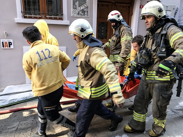 Yanan binada mahsur kalan başka kişilerin olduğu bilgisi üzerine çalışmalarını sürdüren ekipler, 2 kişinin cansız bedenine ulaştı.