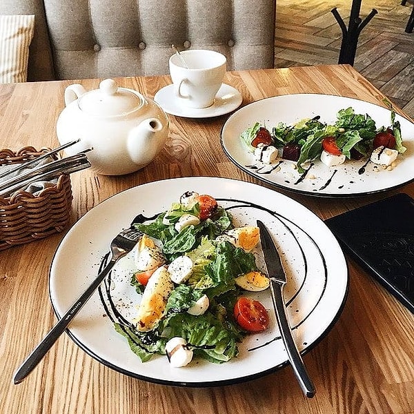 7. Представьте, что вам принесли еду в кафе. Вы смотрите в тарелку и замечаете там волос. Как отреагируете?