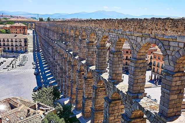 9. Segovia Su Kemeri, İspanya’daki iyi korunan Roma eserlerinden biridir. Frio Nehri suyunu taşıyan kemer, 16 kilometrelik uzunluğa sahiptir.
