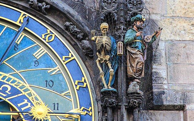 1. Prag meydanında bulunan astronomik saat kulesi 1410 yılında inşa edilmiştir. Saatin üzerinde bulunan dört önemli figürden biri de zevki ve sefayı temsil eden mandolinli Osmanlı askeridir.