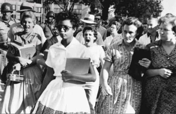 1956: ABD'de Yüksek Mahkeme, diğer mahkemelerin okullardaki ırk ayrımcılığını yasaklamasını onayladı.