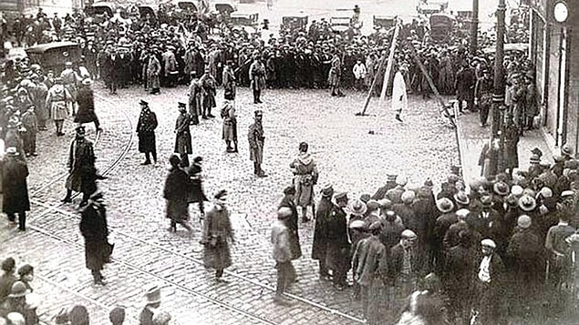 1925: İstiklal Mahkemeleri üyeleri, yapılan seçimlerle belirlendi.