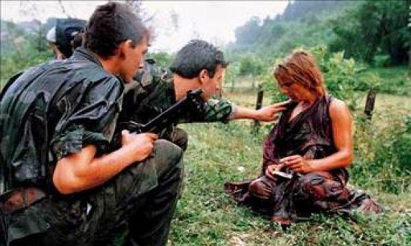 1993: İstanbul'da bir grup kadın, savaşlarda kadına tecavüze ve devletin kadın bedeni üzerindeki denetimine dikkat çekmek için Beyoğlu'nda bir sokak sergisi açtı.