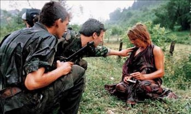 1993: İstanbul'da bir grup kadın, savaşlarda kadına tecavüze ve devletin kadın bedeni üzerindeki denetimine dikkat çekmek için Beyoğlu'nda bir sokak sergisi açtı.