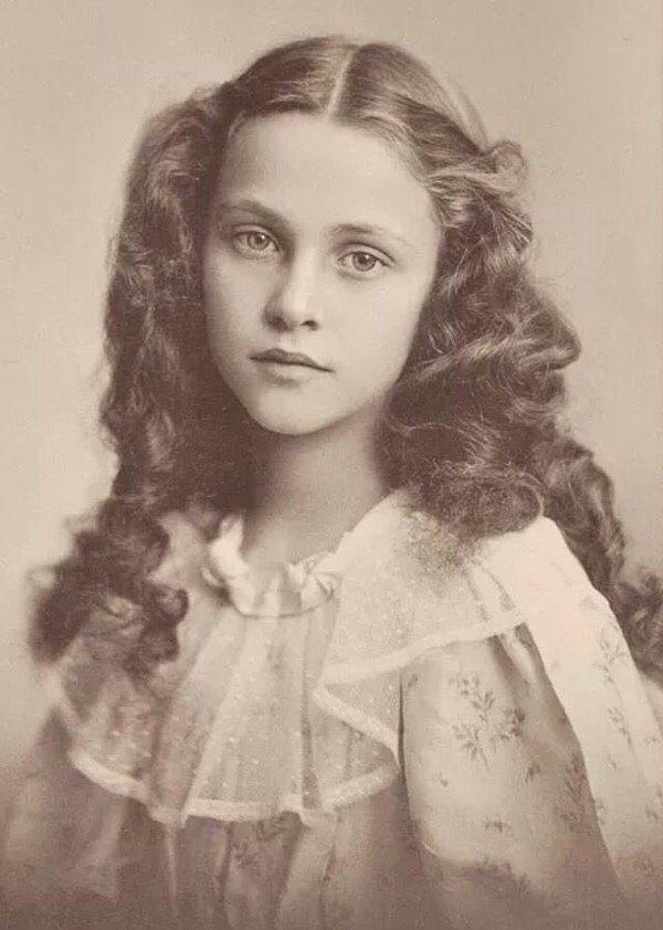 3. Viktorya döneminden bir genç kız, 1880'ler.