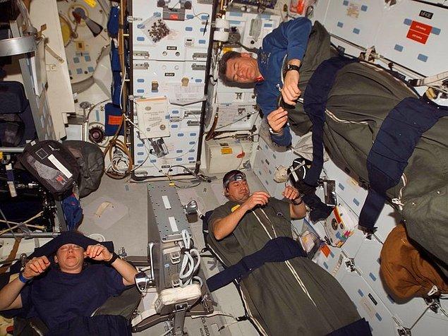 5. Astronotların uyumak için iyi bir hava akımına ihtiyaçları vardır, yoksa oksijensiz kalmış ve nefes almak için uğraşır şekilde uyanırlar.