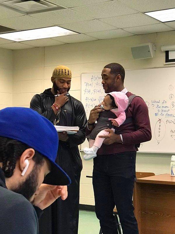 Bir öğrencinin küçük bebeğini sınıfa getirmesinin yasak olmasına rağmen onunla ilgilenmeye gönüllü olan Alexander, öğrencileri tarafından çok seviliyor.
