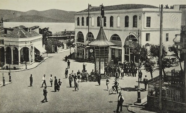 7. Пристань какого из стамбульских островов запечатлена здесь?