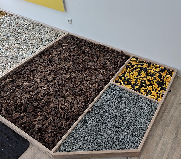 22. Этот обувной магазин предлагает специальные зоны с разными наполнителями, чтобы вы могли протестировать новую пару ботинок на предмет комфорта. Всё для людей 👍