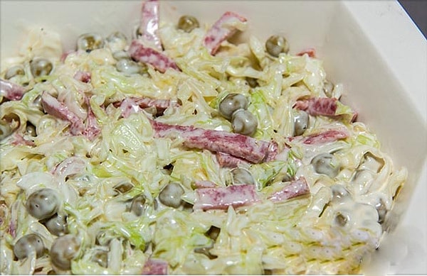 8. Что еще помимо колбасы и горошка добавляют в салат "Днестр"?