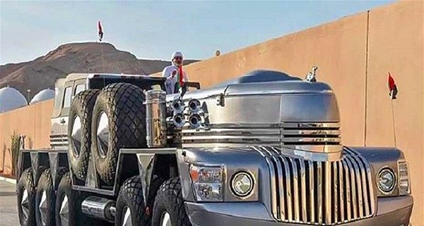 ‘Gökkuşağı Şeyhi' olarak ta anılan Şeyh Hamad Bin Hamdan El Nahyan'ın, dünyanın en etkileyici araç koleksiyonuna sahip olduğu biliniyor. Şeyhin koleksiyonunda yüzlerce otomobil ve kamyon yer alıyor.