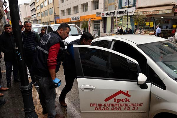 Yoldan geçen Asım A., lastik değiştirmek için inen İpek'e yardım etmek istediğini söyledi.