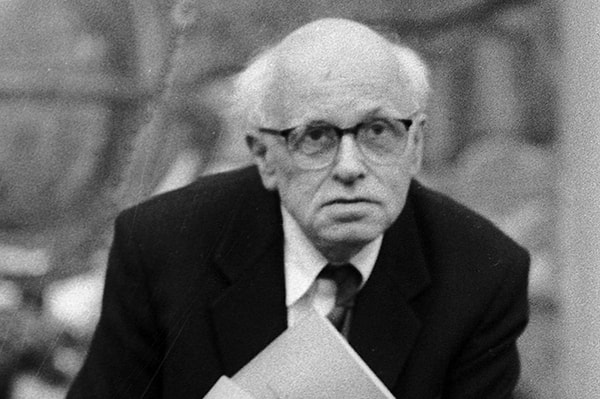 6. В какой город был отправлен в ссылку физик Андрей Сахаров?