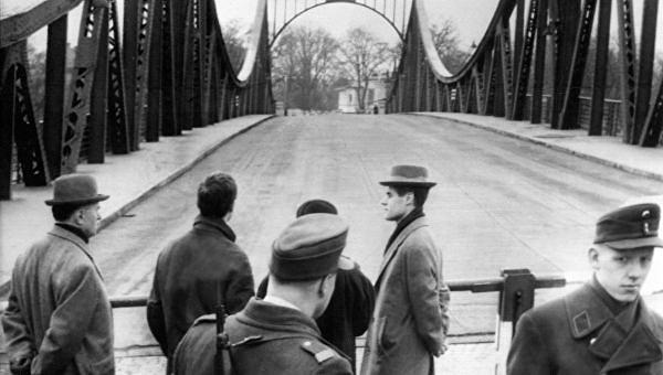 9. На границе каких стран был проведен обмен советского разведчика Рудольфа Абеля на американского летчика Френсиса Пауэрса?