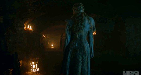 Burda da, Kışyarı mahzenlerinde Jon'a doğru yaklaşan Dany'yi görüyoruz. Jon bu arada ya Ned'in ya da Lyanna'nın heykelinin başında.