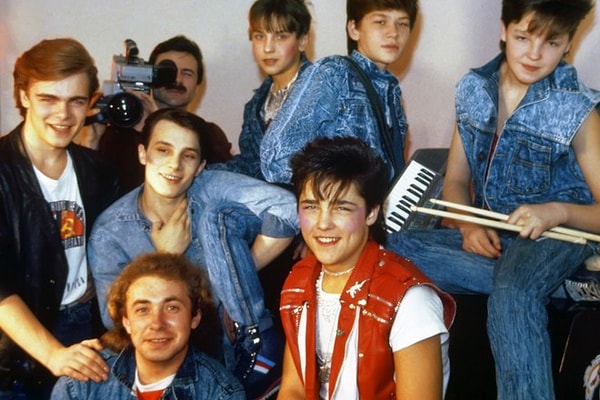 8. С каких строк начинается песня группы "Ласковый май" "Седая ночь"?