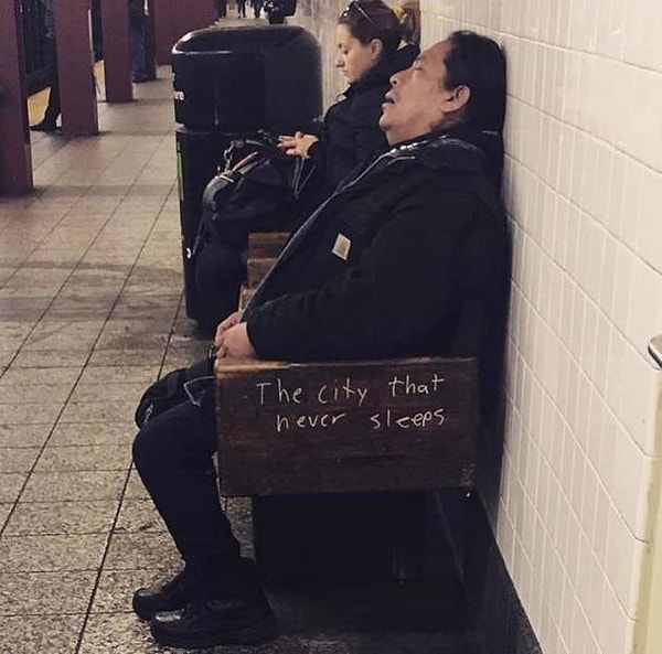 14. Надпись на скамейке: "Город, который никогда не спит"