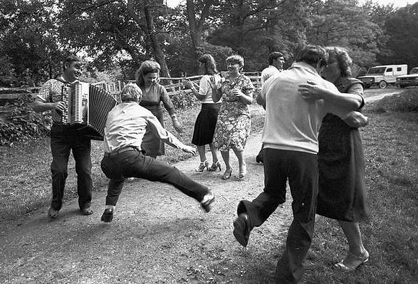 10. А знаете ли вы поэта, который в 30-е годы считал, что «живём мы весело сегодня, а завтра будет веселей!»?