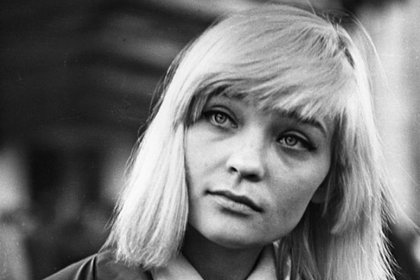 4. Кто эта очаровательная блондинка?