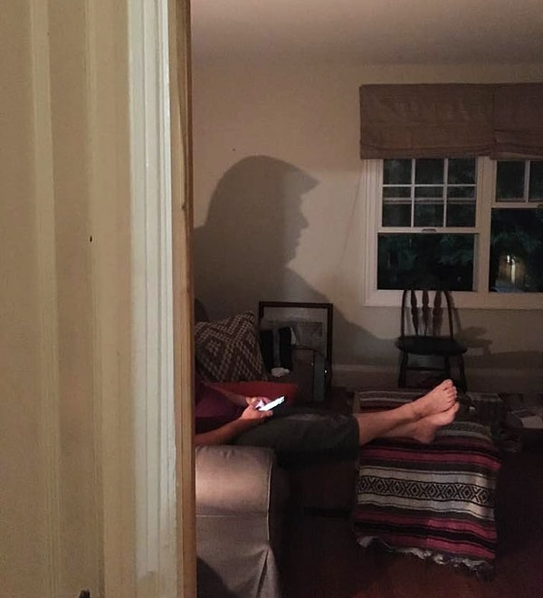 20. "Сижу на диване с головной болью и пакетом со льдом на голове, а моя девушка говорит мне не двигаться"