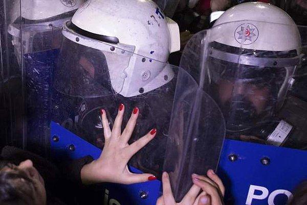8 Mart Dünya Kadınlar Günü'nde, Feminist Gece Yürüyüşü'ne polis müdahalesi sosyal medyanın da gündeminde...