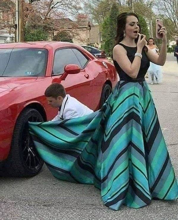 26. Интересно, он отцепляет или прицепляет юбку?